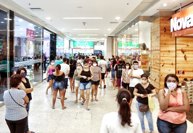 Movimento em um shopping em Fortaleza, no primeiro dia de reabertura do comércio na cidade, no 8 de junho (Daniel Galber/Uai Foto/Estadão Conteúdo)