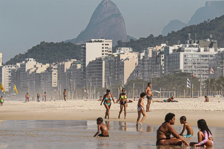 Rio de Janeiro: nos primeiros dias da flexibilização, cidade teve praias e calçadões cheios (Dirkan Junior/Estadão Conteúdo)