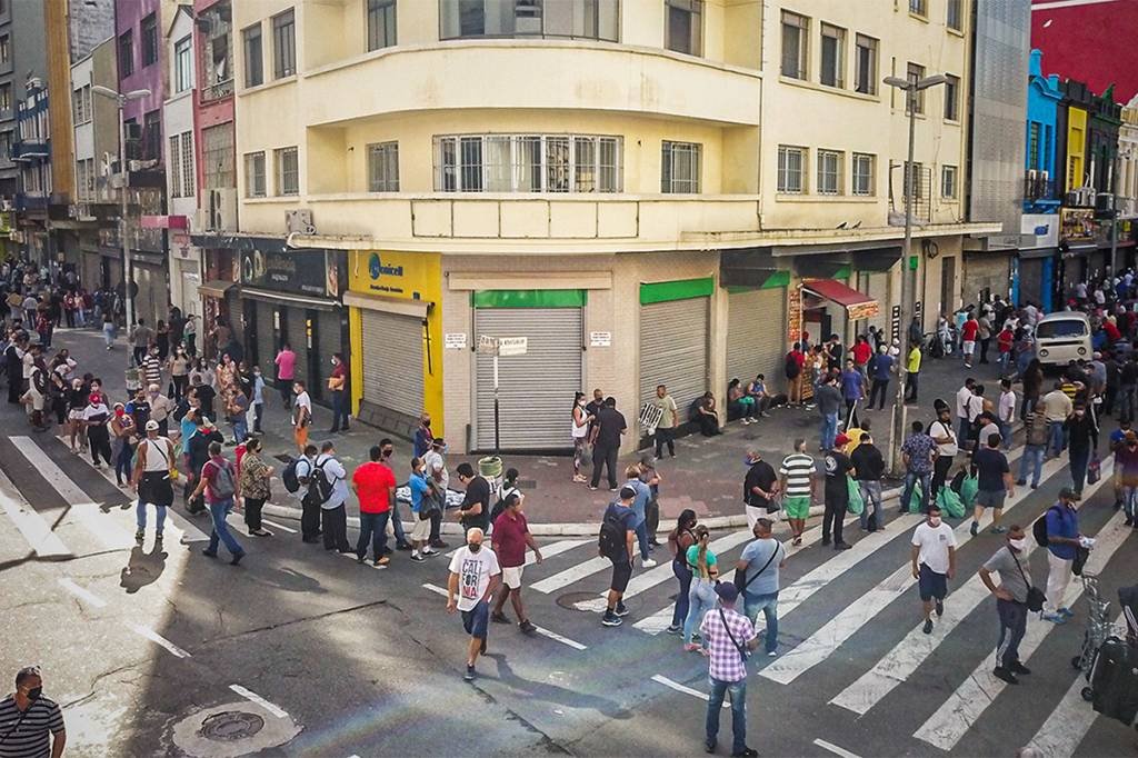 Pobreza cai pela metade no Brasil em quase uma década, aponta IBGE