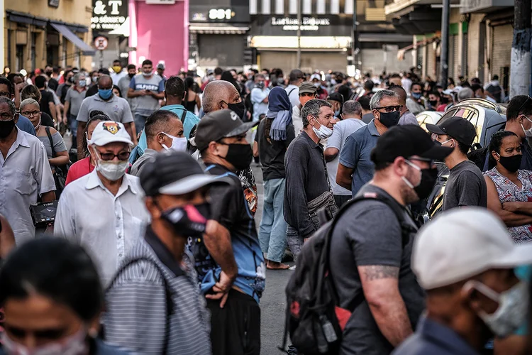 Rua 25 de maço: homem tem temperatura medida antes de entrar em loja (Eduardo Frazão/Exame)