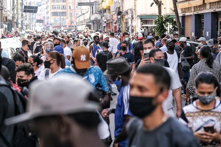 Rua 25 de Março, em São Paulo: a reabertura do comércio levou as pessoas às ruas (Eduardo Frazão/Exame)