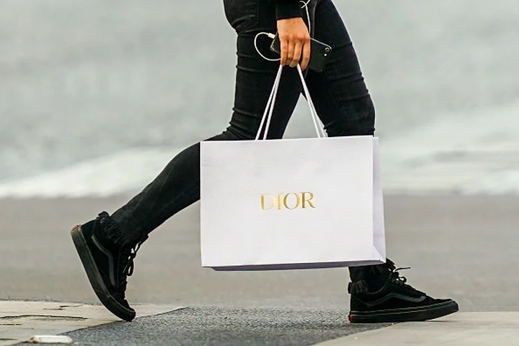 As bolsas à venda chegam a ter desconto de 90% no valor original. (Edward Berthelot/Getty Images)