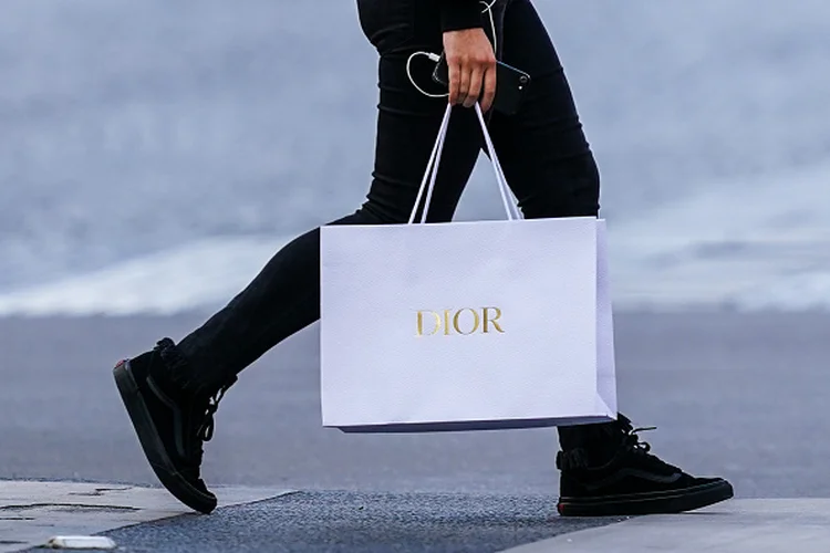 Entenda métodos e estratégias que permitiram que a grife francesa se consolidasse no e-commerce (Edward Berthelot/Getty Images)