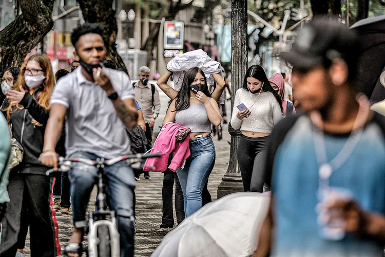 A maioria das pessoas estavam nas ruas usando máscaras de proteção, mas ainda assim tem gente que faz o uso inadequado do objeto de proteção  (Eduardo Frazão/Exame)