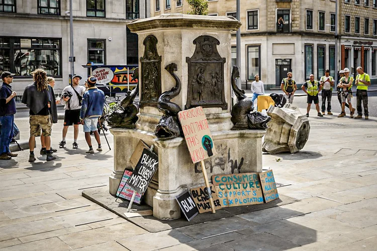 Estátua em Bristol, localizado a 117km de Londres: momento em que manifestantes derrubam estátua no rio repercutiu no mundo (Matthew Childs/Reuters)