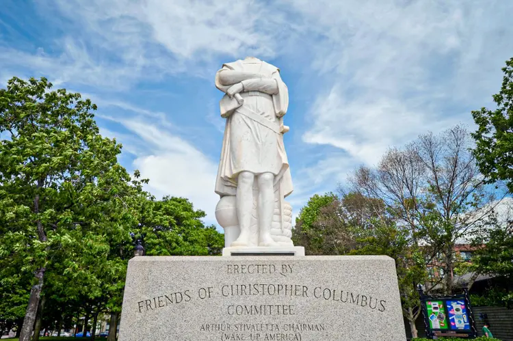 Estátua Cristóvão Colombo: durante vários anos, era alvo de muitas polêmicas, como outras estátuas de Colombo no país e no mundo, e já havia sido pichada (Foto/AFP Photo)