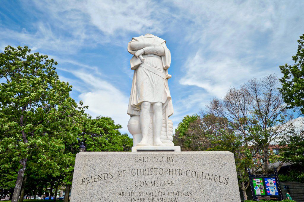 Estátua Cristóvão Colombo: durante vários anos, era alvo de muitas polêmicas, como outras estátuas de Colombo no país e no mundo, e já havia sido pichada (AFP Photo/Foto)