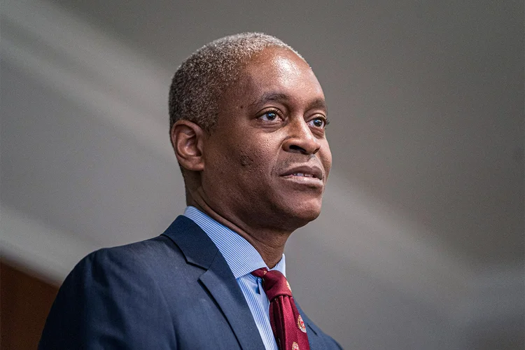 Raphael Bostic, do Fed de Atlanta, fala com estudantes em fevereiro de 2020  (Elijah Nouvelage/Bloomberg)