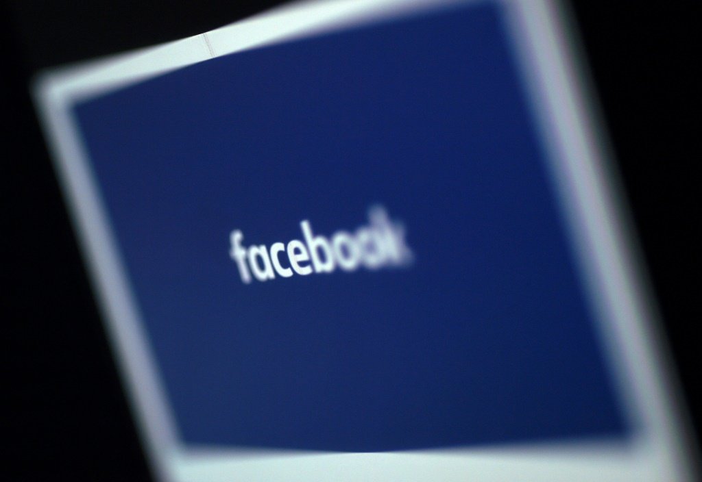 Facebook: rede social derrubou perfis falsos e responsáveis por espalhar desinformação. É o suficiente? (//AFP)