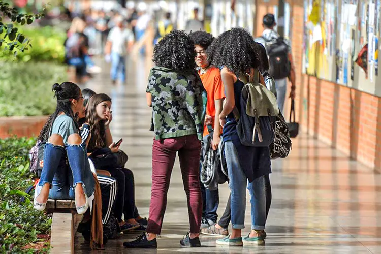 Estudantes: além de oportunidade de iniciar uma carreira, o estágio muitas vezes é obrigatório para a finalização do curso (Foto/Agência Brasil)