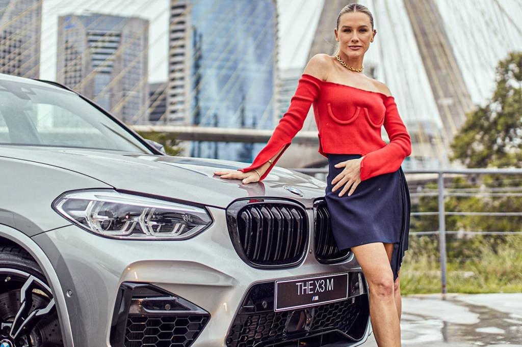 A atriz Fiorella Mattheis ao lado de uma BMW X3: marca estreia no TikTok (BMW/Divulgação)