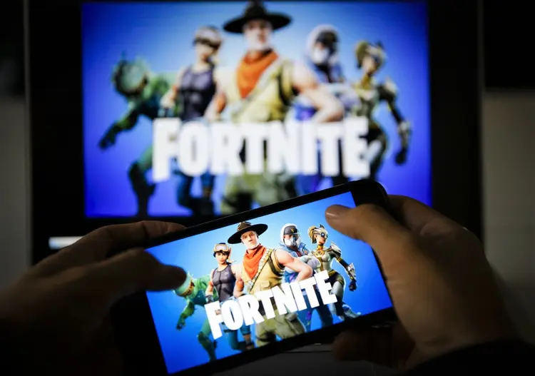 ANKARA, TURKEY - NOVEMBER 26: A man plays Fortnite game on smartphone in Ankara, Turkey on November 26, 2018.  (Photo by Metin Aktas/Anadolu Agency/Getty Images) (Metin Aktas/Anadolu Agency/Getty Images)