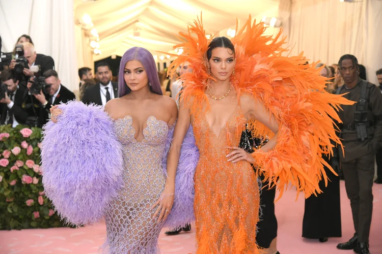 Kylie e Kendall Jenner, no MET Gala do ano passado:  nova polêmica (Neilson Barnard/Getty Images)