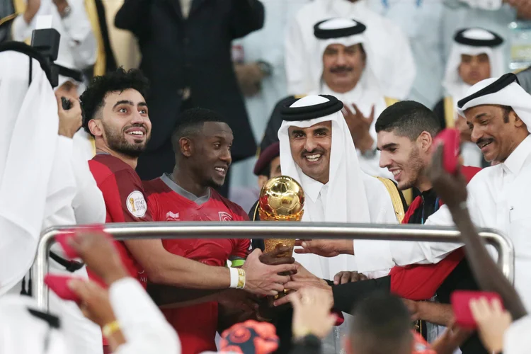 O xeique Tamim bin Hamad Al-Thani com jogadores do Al Duhail: quatro títulos em nove anos (Christopher Pike/Getty Images)