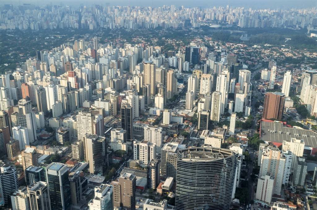 Vista aérea de São Paulo: venda de casas em condomínios quadruplicou em alguns empreendimentos, e os preços deste tipo de imóveis subiram 20% desde o início da covid-19 no Brasil (Ricardo Funari/Brazil Photos/LightRocket/Getty Images)