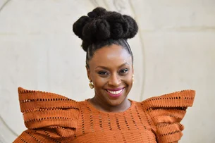 Escritora feminista Chimamanda Ngozi Adichie volta ao Brasil para debates sobre educação