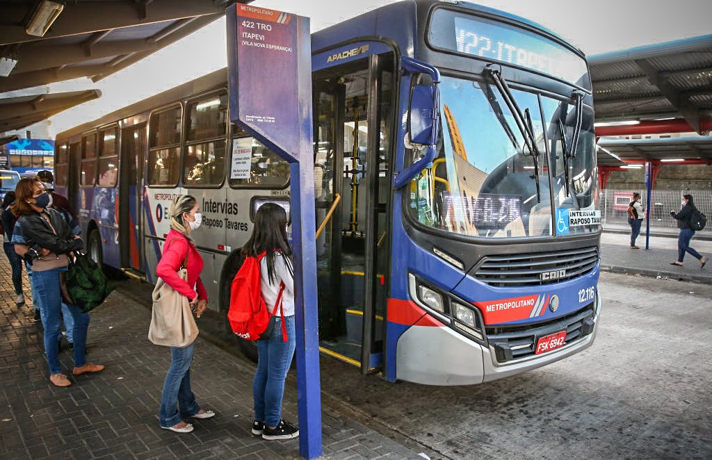 São Paulo: passageiros esperam para entrar em ônibus na capital paulista (Alexandre Schneider/Getty Images)