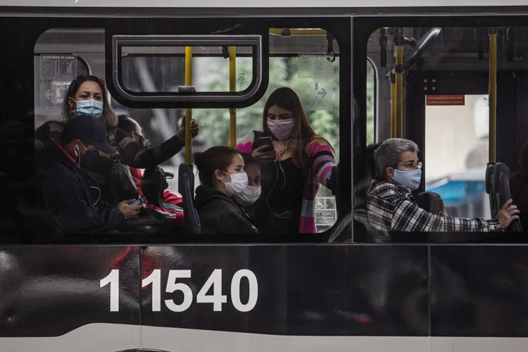 SAO PAULO, BRAZIL - MAY 07: Commuters ride the bus wearing face masks on May 7, 2020 in Sao Paulo, Brazil. The Government of the State of São Paulo has decreed the mandatory use of face masks in the streets.  (Photo by Victor Moriyama/Getty Images) (Victor Moriyama/Getty Images)