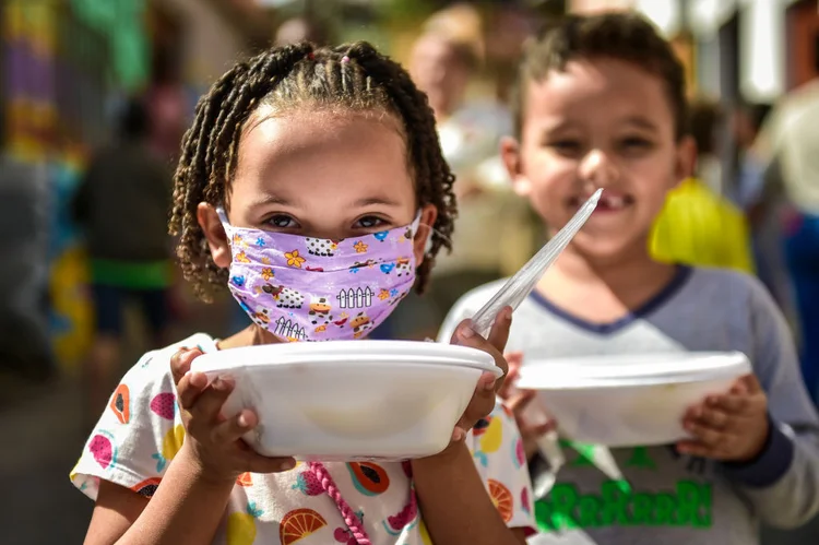 Alimentos: Uma das organizações com mais atuação contra a fome no Brasil aumentou a distribuição de alimentos durante a pandemia (Pedro Vilela/Getty Images)