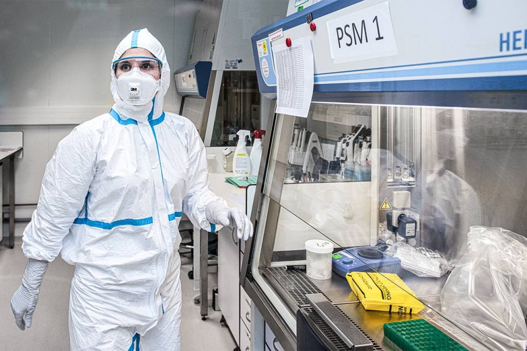 Pesquisadora do Instituto Pasteur, na França, um dos que buscam um vacina contra a covid-19: um esforço global para encontrar uma solução para a epidemia (Getty Images/Virginie Clavieres/Paris Match)