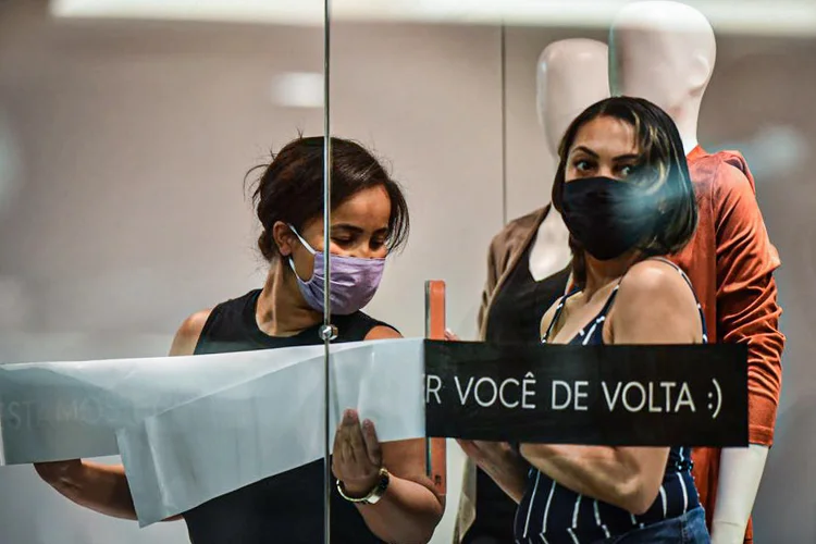 Funcionárias usando máscara de proteção em loja do shopping Patio Brasil, em  Brasilia. 27 de maio de 2020 (Andre Borges/Bloomberg/Getty Images)