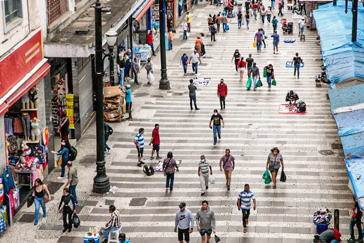 Pessoas usam máscara de proteção no centro de São Paulo. (Patricia Monteiro/Bloomberg/Getty Images)