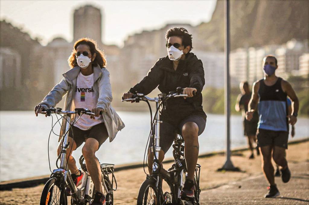 Ciclistas de máscaras no Rio de Janeiro: carga viral poderá ser medida nos locais por onde as pessoas transitam (Andre Coelho/Getty Images)