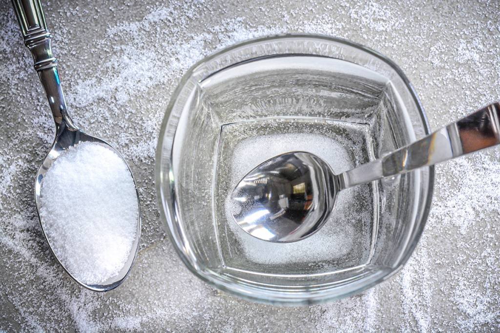 Pesquisa: estudos estão avaliando se água com sal pode ajudar no alívio de tosse, febre e cogestão nasal (jayk7/Getty Images)