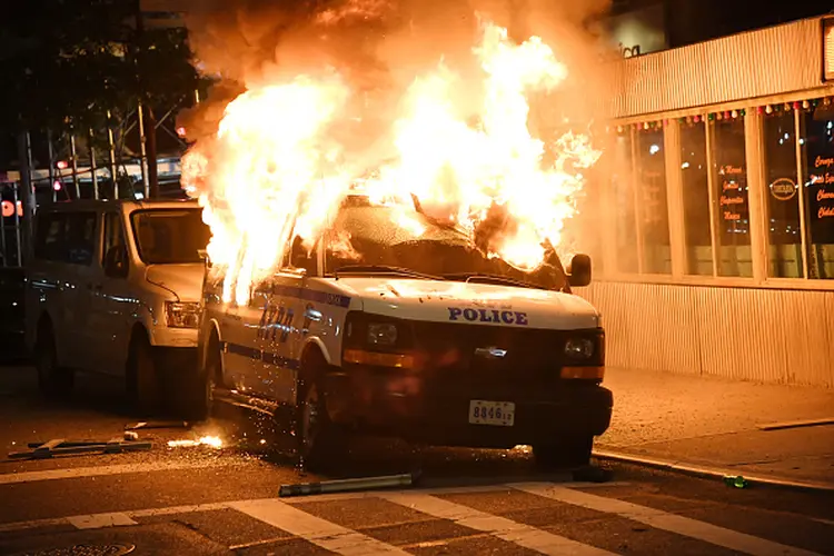 Cidade de Nova York: viatura é queimada em protesto contra brutalidade policial em morte de George Floyd (Kevin Mazur/Getty Images)