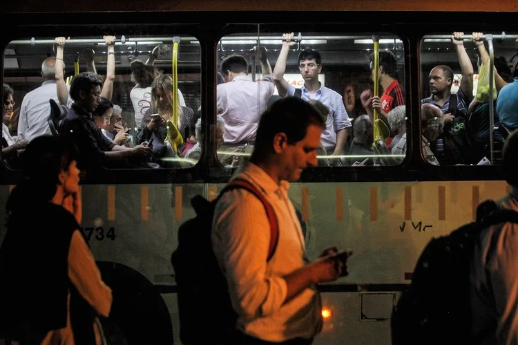 Transporte coletivo no Rio de Janeiro: até dois passageiros por metro quadrado (Mario Tama / Equipa/Getty Images)