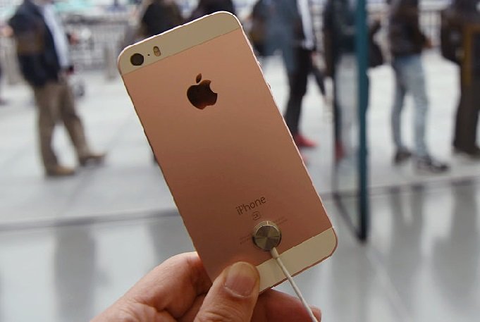 Depois de fones, novo iPhone pode ser vendido sem carregador