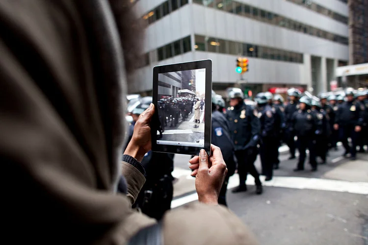 Siri: assistente de voz da Apple tem um recurso que permite iniciar mais rapidamente gravações quando as pessoas estão sendo abordadas pela polícia (Ramin Talaie / Colaborador/Getty Images)