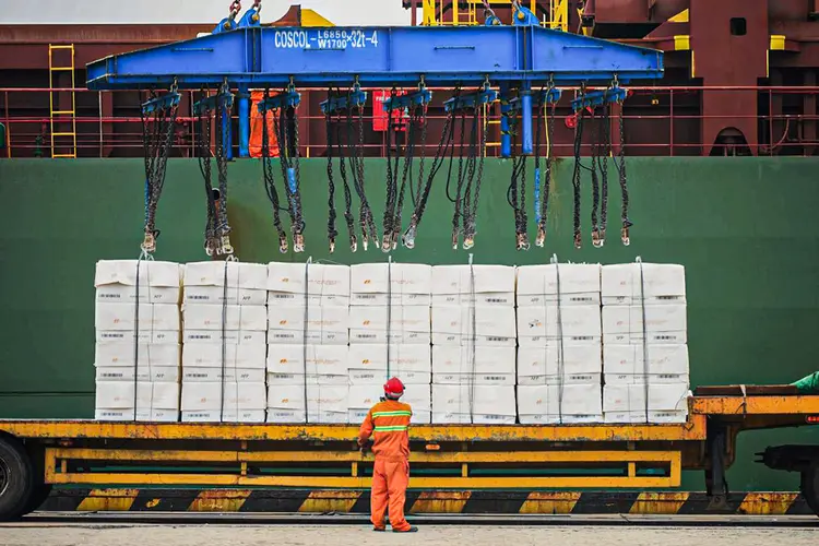 Klabin: descarregamento de papel em porto de Qingdao, na China (Stringer/Reuters)