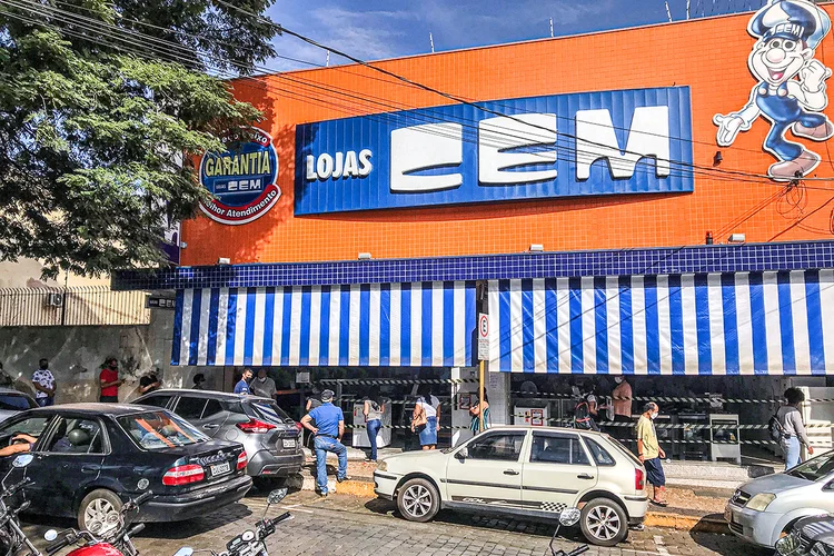 Fila na unidade das Lojas Cem em Pirassununga: consumidores correm para o comércio após a reabertura (Denyse Godoy/Exame)