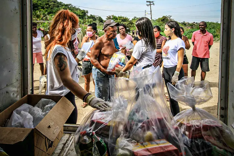 Distribuição de cestas básicas para população carente: famílias das classes D e E perderam mais da metade da renda desde o início da crise do coronavírus (Luis Alvarenga/Getty Images)