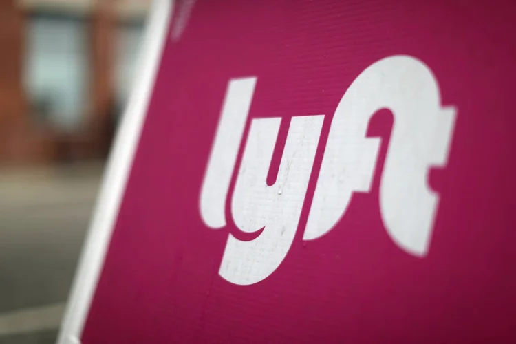 Lyft: empresa afirmou que vai agressivamente promover e ajudar motoristas a acessar recursos para trocarem seus veículos (Lucy Nicholson/Reuters)