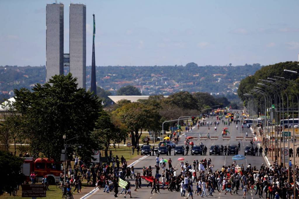 Manifestação em Brasília: Esplanada dos Ministérios tem protestos contra e a favor do governo (Adriano Machado/Reuters)