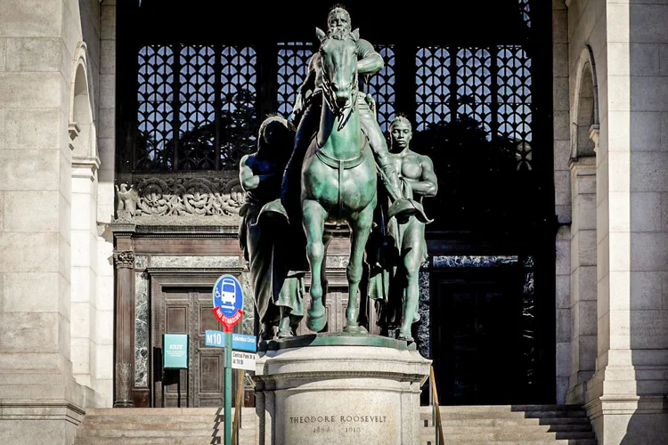 Estátua mostra Roosevelt em um cavalo com um nativo americano e um africano a seu lado (Mike Segar/Reuters)