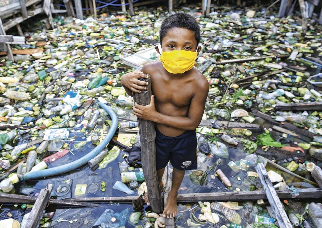 Palafitas em Manaus: quase metade da população brasileira vive em áreas sem coleta de esgoto (MICHAEL DANTAS/AFP)