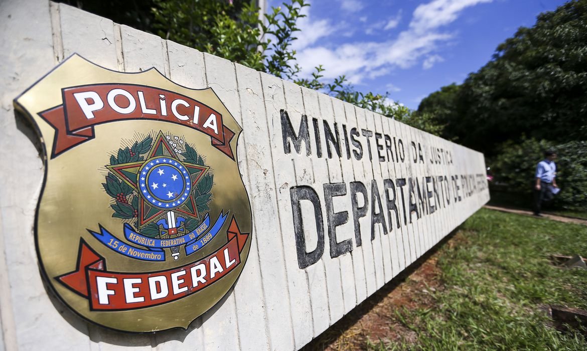 PF faz operação para investigar grupo suspeito de planejar ataques a refinarias, aeroportos e portos