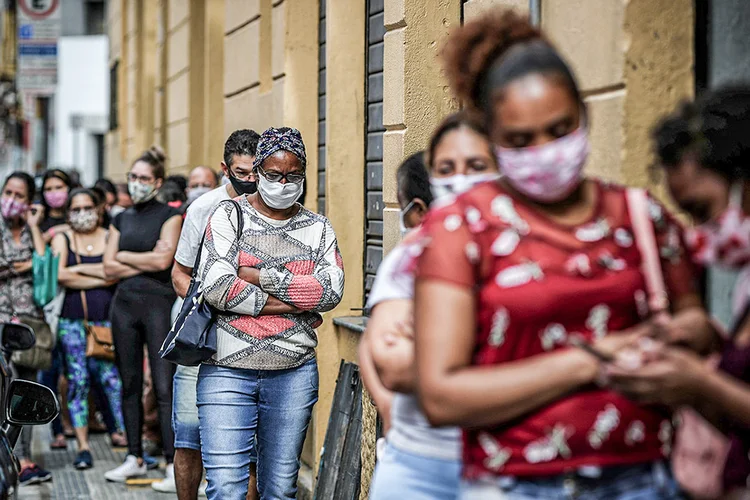 Pessoas de máscaras após reabertura do comércio em SP: estado de São Paulo segue com mais casos (312.530) e óbitos (15.996) pela covid-19 (Amanda Perobelli/Reuters)