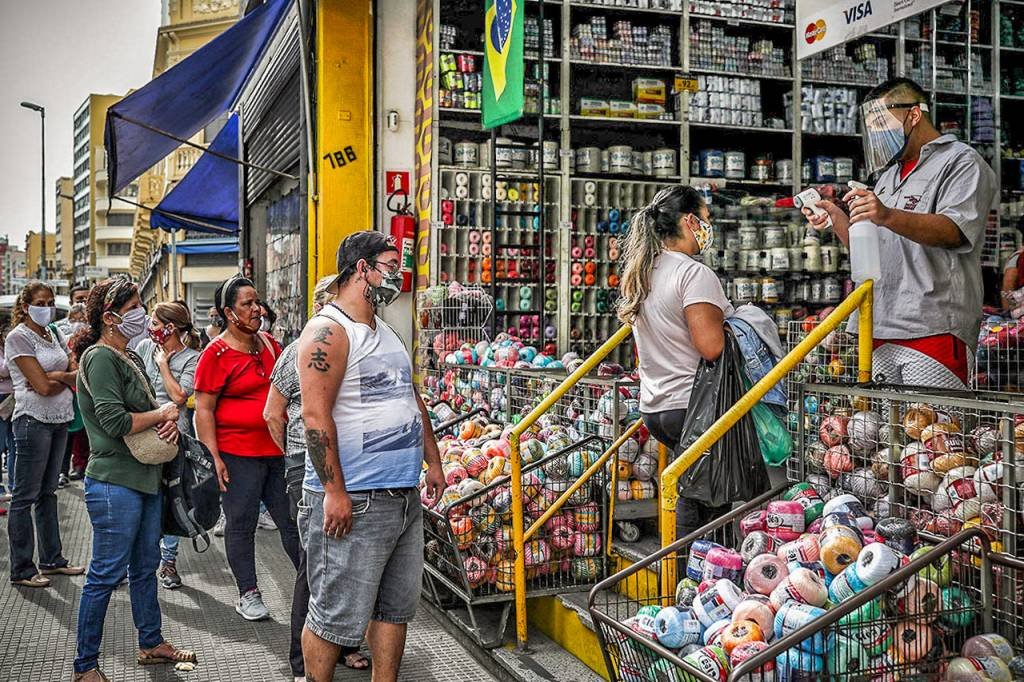 Primeiro dia da reabertura do comércio de rua de SP tem movimento intenso