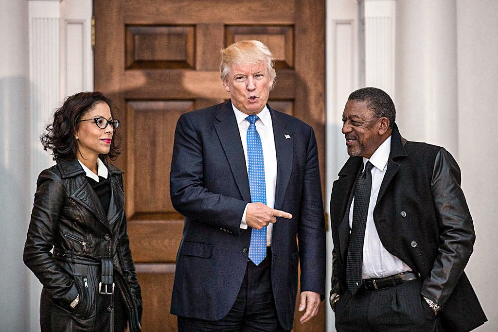 Donald Trump e o magnata Robert Johnson: primeiro bilionário negro da história dos EUA, Johnson diz que é preciso reparar financeiramente os danos da escravidão (Drew Angerer/Getty Images)