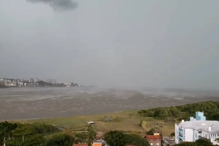 Ciclone em Santa Catarina: regiões Sul do Brasil registram o ciclone-bomba nesta terça-feira, 30 (Twitter/Reprodução)