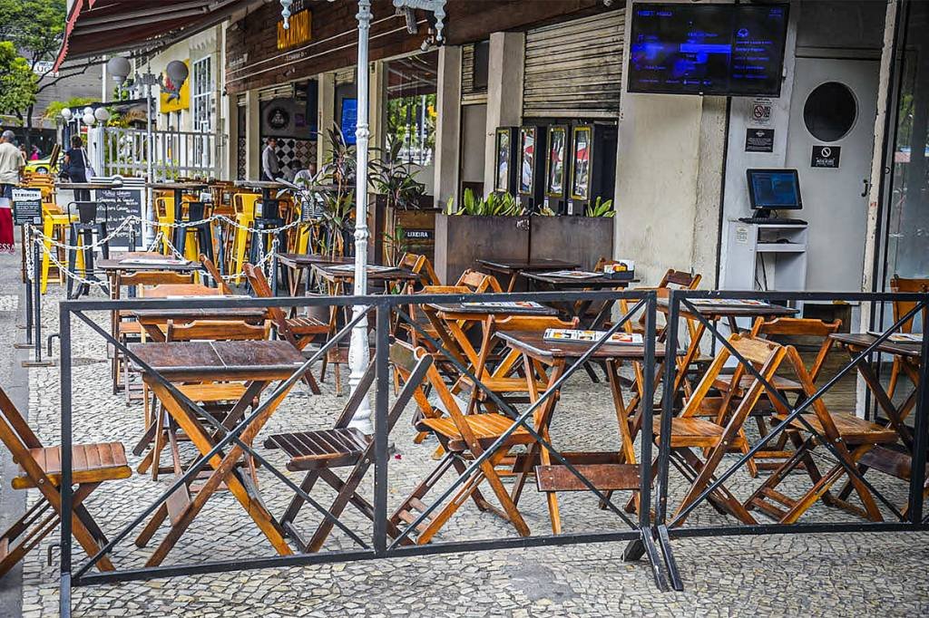 Apesar do delivery, venda em restaurantes cai mais do que média do varejo