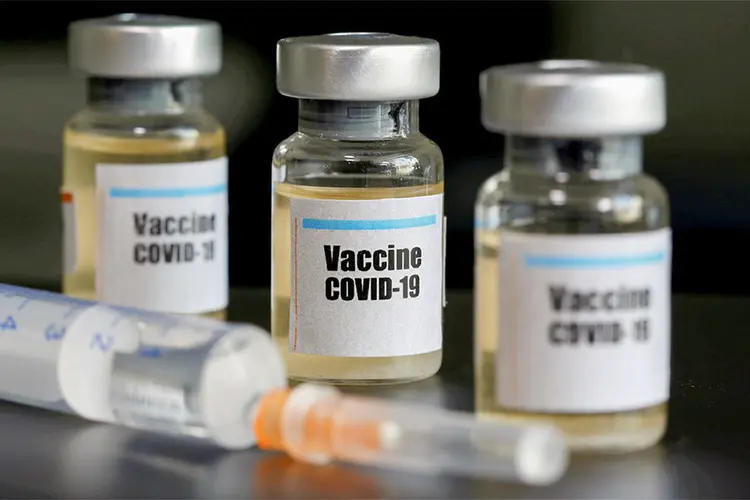 Vacina: A Schott, maior fabricante mundial de vidros especializados para ampolas de vacina, disse que recusou pedidos para reservar estoques (Dado Ruvic/Reuters)