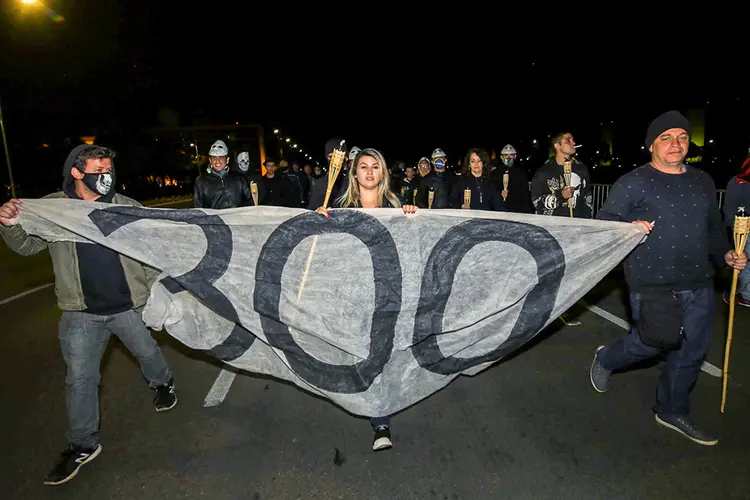 Sara Winter ao centro: militante está acampada desde 1º de maio no estacionamento do Ministério da Justiça, em Brasília (Wallace Martins/Futura Press/Estadão Conteúdo)