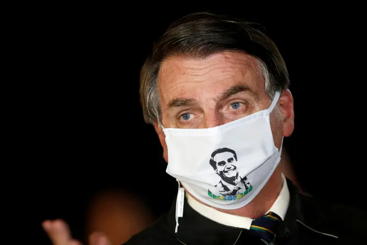 Bolsonaro de máscara: a decisão judicial acolheu pedido de liminar em ação popular que citou que desde 23 de abril já há um decreto no Distrito Federal que obriga o uso de máscara em locais públicos (Adriano Machado/Reuters)