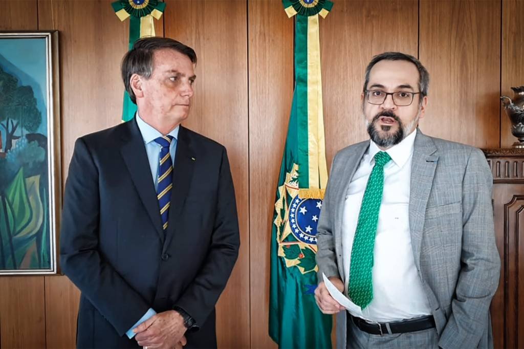 Bolsonaro e Weintraub em vídeo no qual ministro anuncia que deixa o MEC (YouTube/Reprodução)