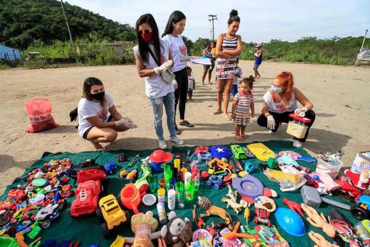 Distribuição de alimentos e brinquedos no Rio de Janeiro: uma das principais iniciativas é ajudar a população em situação de vulnerabilidade a garantir alimentação para a família (Luis Alvarenga/Getty Images)